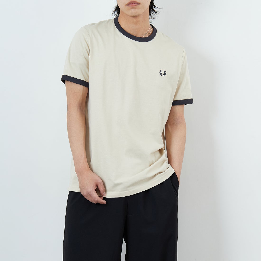 FRED PERRY [フレッドペリー] 別注 ワンポイントロゴ刺繍 ショートスリーブ リンガーTシャツ [M3519-JF] OATMEAL/AN &&モデル身長：179cm 着用サイズ：L&&