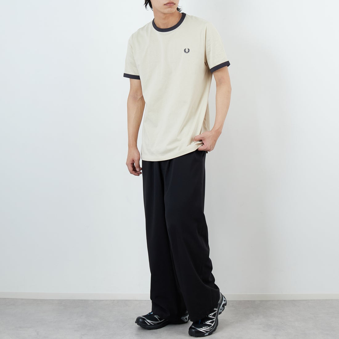 FRED PERRY [フレッドペリー] 別注 ワンポイントロゴ刺繍 ショートスリーブ リンガーTシャツ [M3519-JF] OATMEAL/AN &&モデル身長：179cm 着用サイズ：L&&