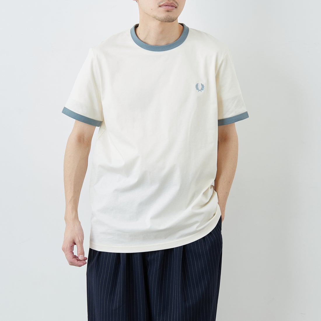 FRED PERRY [フレッドペリー] 別注 ワンポイントロゴ刺繍 ショートスリーブ リンガーTシャツ [M3519-JF] ECRU/STOCK &&モデル身長：168cm 着用サイズ：L&&
