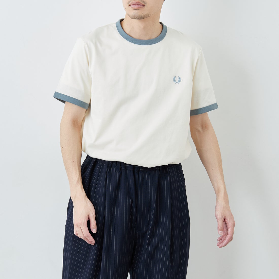 FRED PERRY [フレッドペリー] 別注 ワンポイントロゴ刺繍 ショートスリーブ リンガーTシャツ [M3519-JF] ECRU/STOCK &&モデル身長：168cm 着用サイズ：L&&