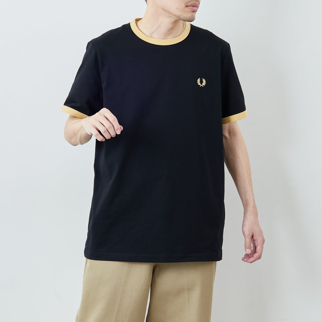 FRED PERRY [フレッドペリー] 別注 ワンポイントロゴ刺繍 ショートスリーブ リンガーTシャツ [M3519-JF] BLACK/CHAM &&モデル身長：168cm 着用サイズ：L&&