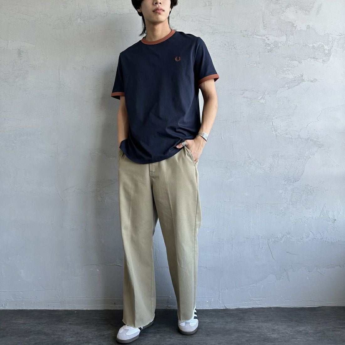 FRED PERRY [フレッドペリー] 別注 ワンポイントロゴ刺繍 ショートスリーブ リンガーTシャツ [M3519-JF] NAV/BRN&&モデル身長：179cm 着用サイズ：L&&