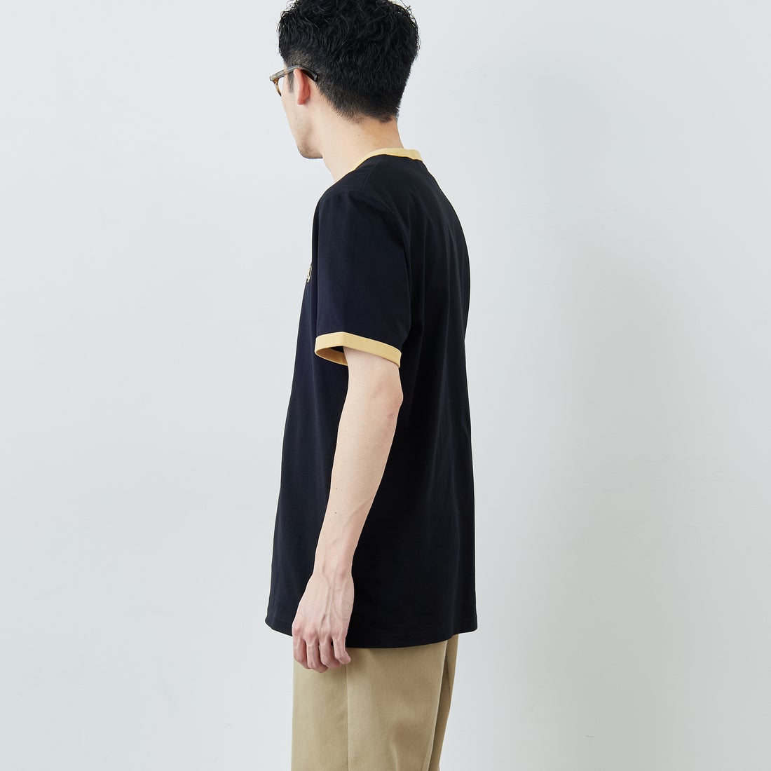 FRED PERRY [フレッドペリー] 別注 ワンポイントロゴ刺繍 ショートスリーブ リンガーTシャツ [M3519-JF] BLACK/CHAM &&モデル身長：168cm 着用サイズ：L&&