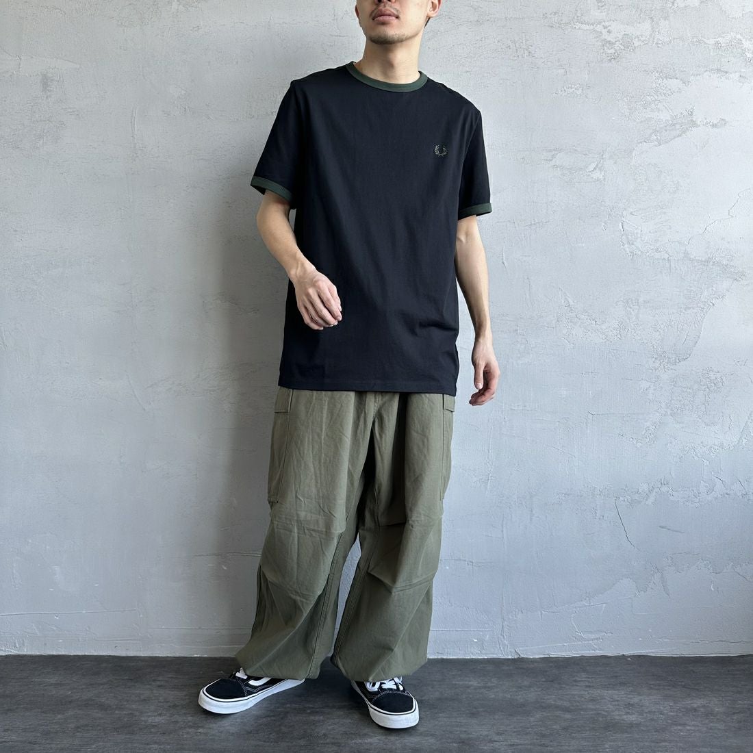 FRED PERRY [フレッドペリー] 別注 ワンポイントロゴ刺繍 ショートスリーブ リンガーTシャツ [M3519-JF] BLK/GRN&&モデル身長：168cm 着用サイズ：L&&