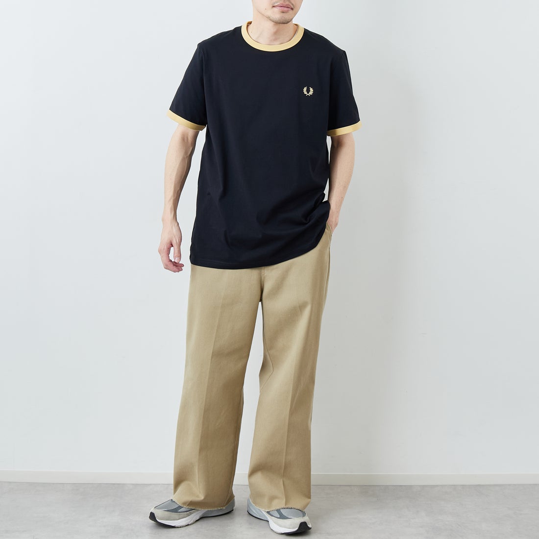 FRED PERRY [フレッドペリー] 別注 ワンポイントロゴ刺繍 ショートスリーブ リンガーTシャツ [M3519-JF] BLACK/CHAM &&モデル身長：168cm 着用サイズ：L&&