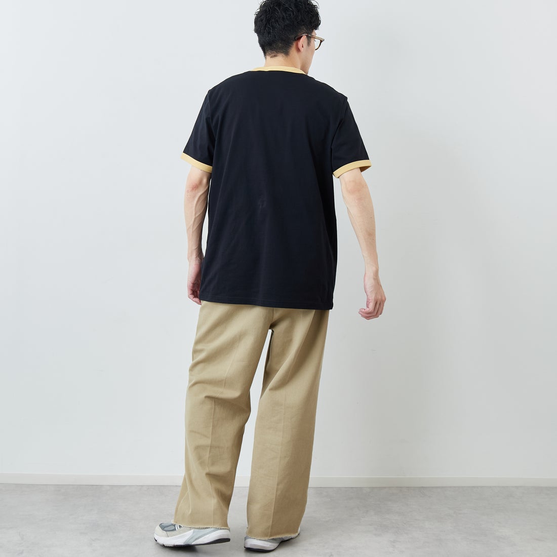 FRED PERRY [フレッドペリー] 別注 ワンポイントロゴ刺繍 ショートスリーブ リンガーTシャツ [M3519-JF] BLACK/CHAM &&モデル身長：168cm 着用サイズ：L&&