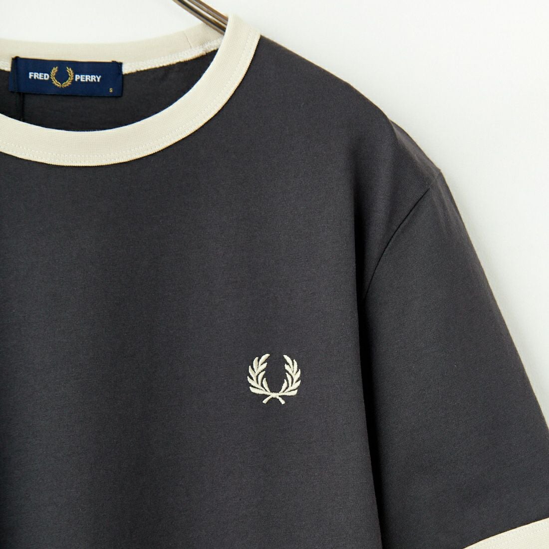 FRED PERRY [フレッドペリー] 別注 ワンポイントロゴ刺繍 ショートスリーブ リンガーTシャツ [M3519-JF] GRY/OAT