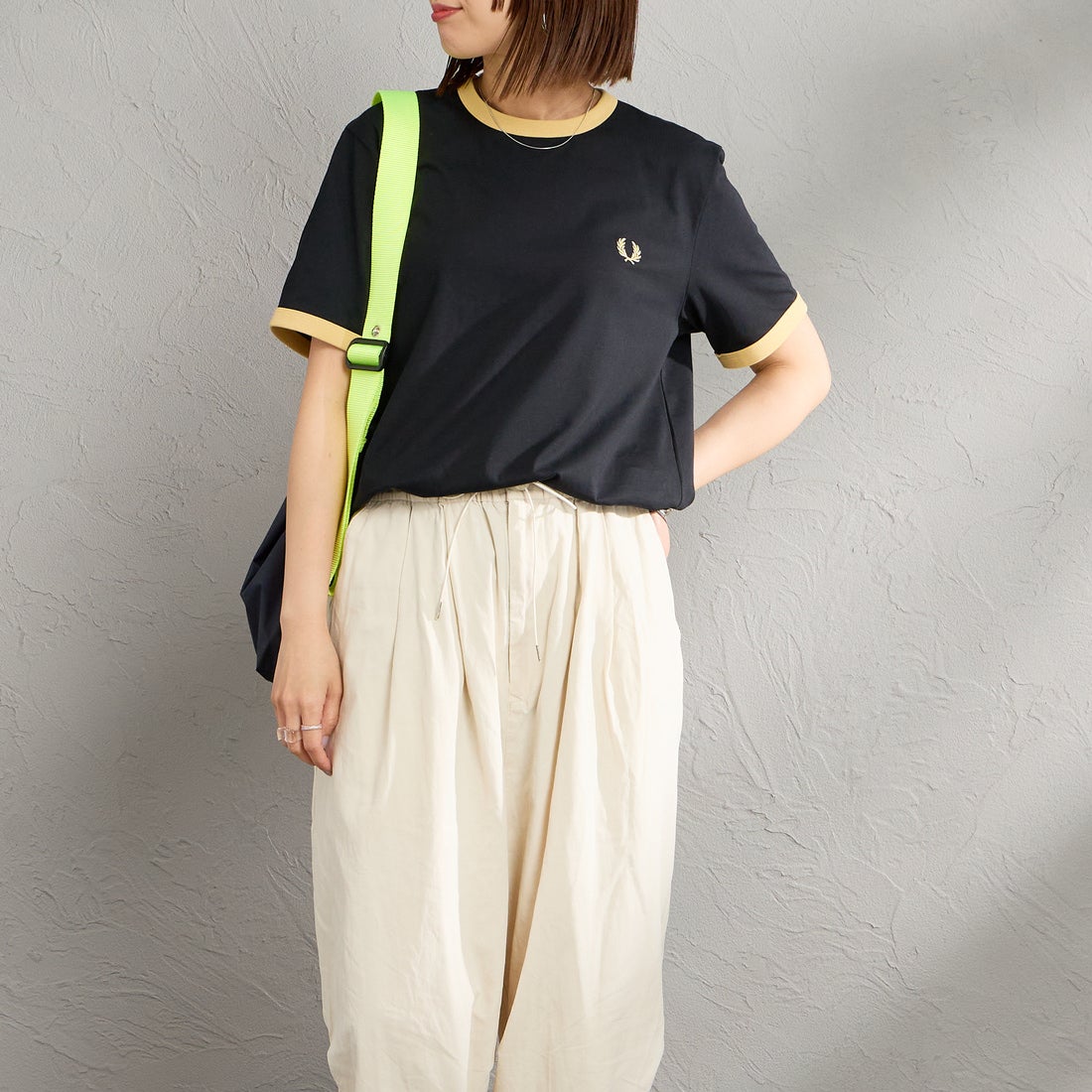 FRED PERRY [フレッドペリー] 別注 ワンポイントロゴ刺繍 リンガーTシャツ [M3519-JF] BLACK/CHAM &&モデル身長：159cm 着用サイズ：S&&