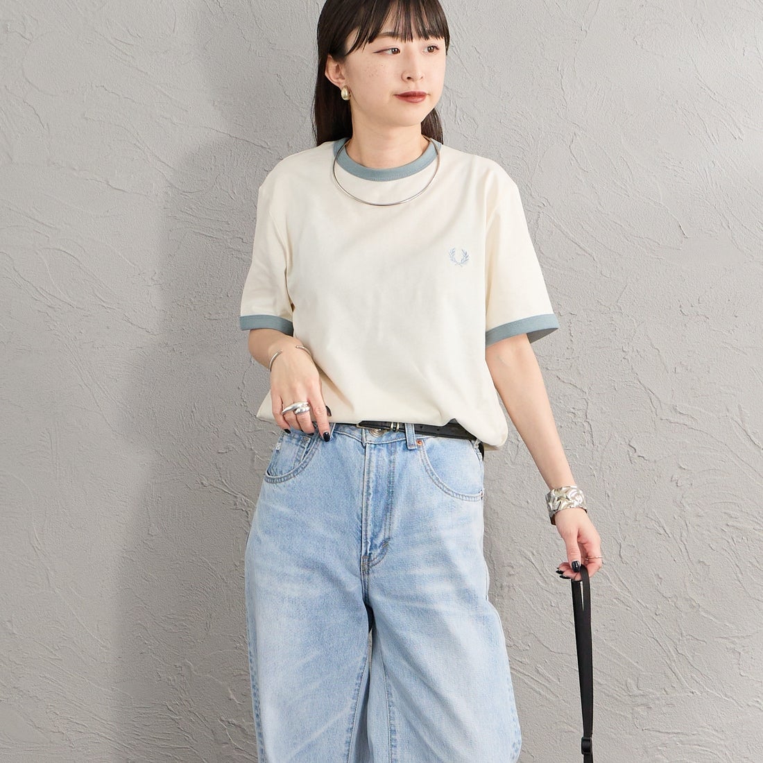 FRED PERRY [フレッドペリー] 別注 ワンポイントロゴ刺繍 リンガーTシャツ [M3519-JF] ECRU/STOCK &&モデル身長：150cm 着用サイズ：XS&&