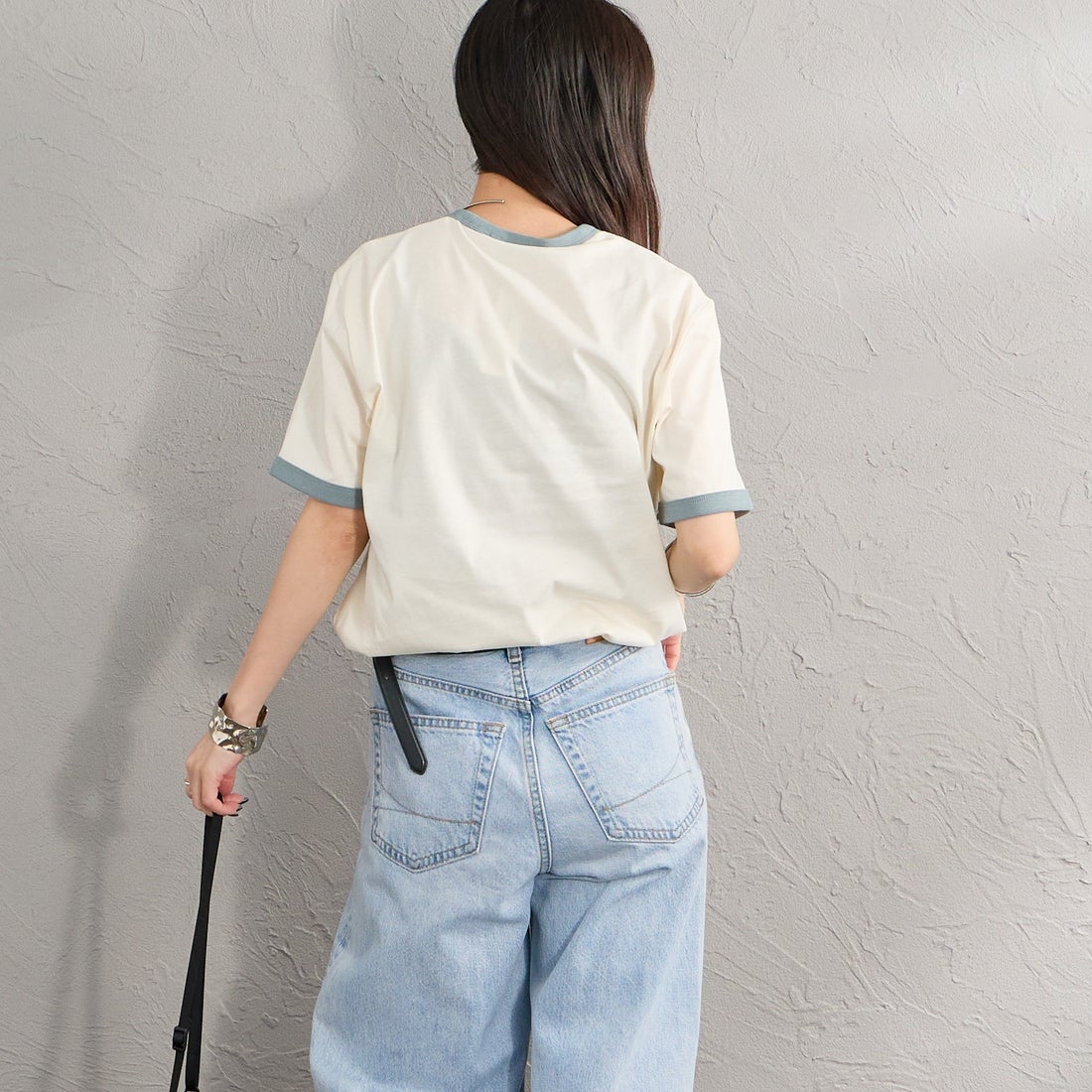FRED PERRY [フレッドペリー] 別注 ワンポイントロゴ刺繍 リンガーTシャツ [M3519-JF] ECRU/STOCK &&モデル身長：150cm 着用サイズ：XS&&