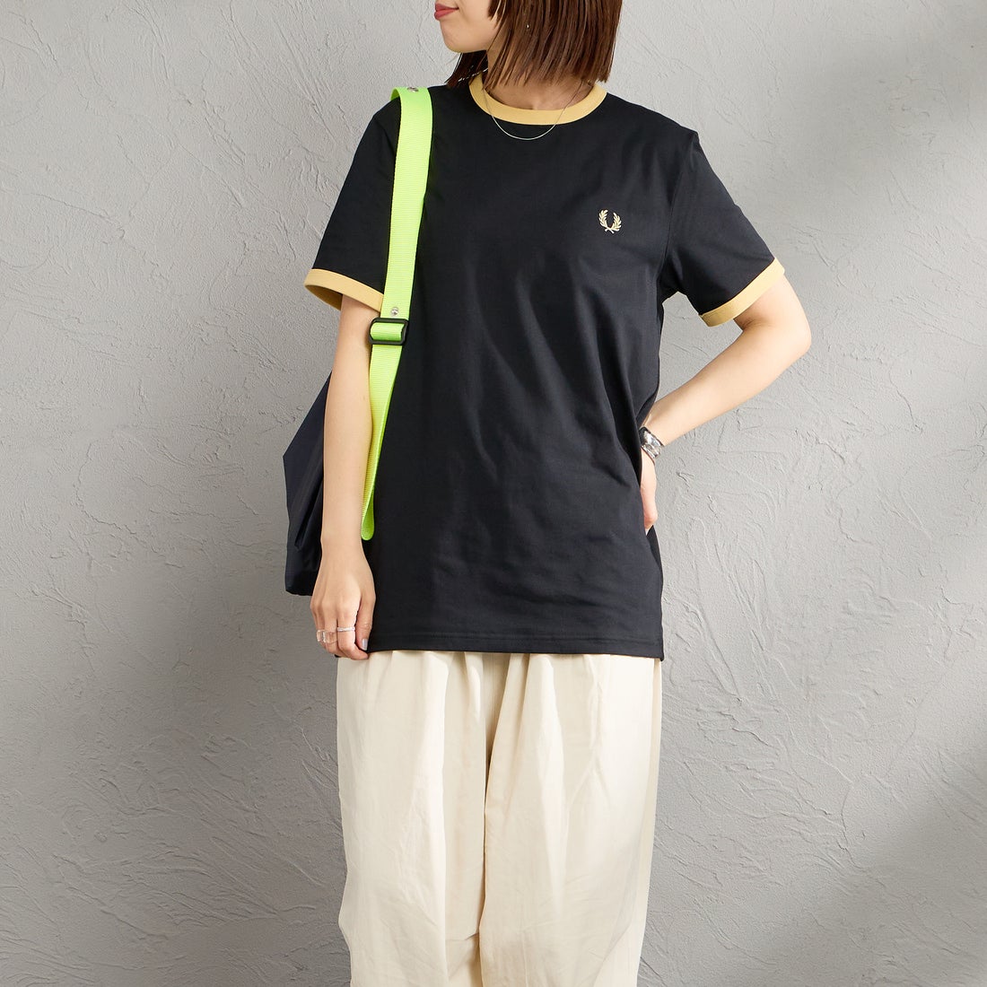 FRED PERRY [フレッドペリー] 別注 ワンポイントロゴ刺繍 リンガーTシャツ [M3519-JF] BLACK/CHAM &&モデル身長：159cm 着用サイズ：S&&