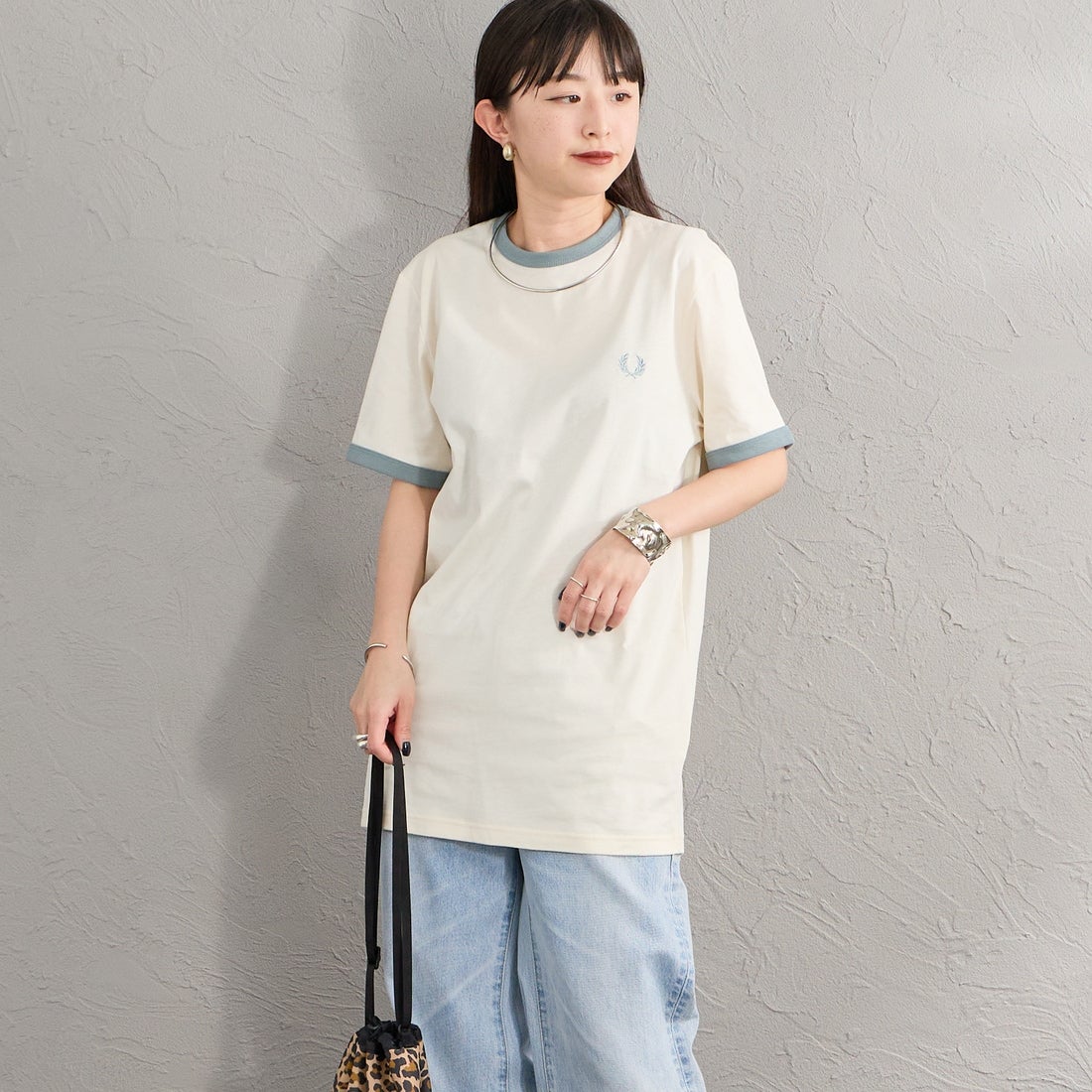 FRED PERRY [フレッドペリー] 別注 ワンポイントロゴ刺繍 リンガーTシャツ [M3519-JF] ECRU/STOCK &&モデル身長：150cm 着用サイズ：XS&&