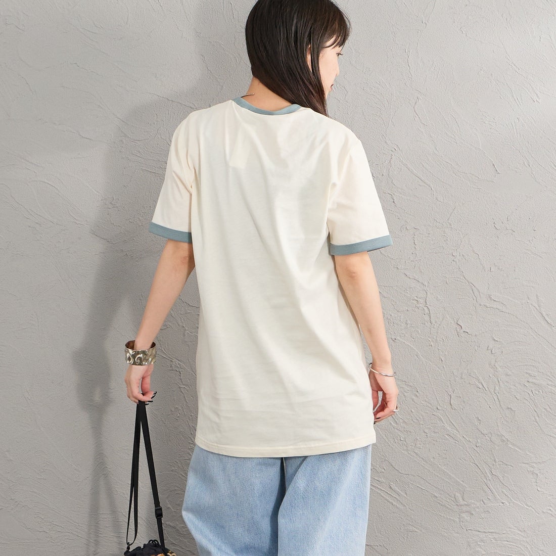 FRED PERRY [フレッドペリー] 別注 ワンポイントロゴ刺繍 リンガーTシャツ [M3519-JF] ECRU/STOCK &&モデル身長：150cm 着用サイズ：XS&&