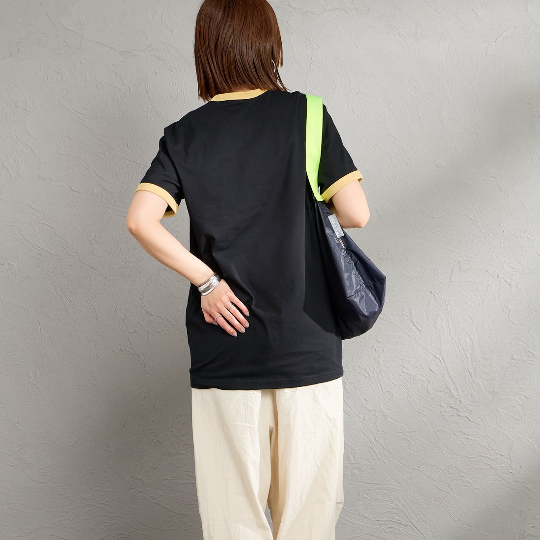 FRED PERRY [フレッドペリー] 別注 ワンポイントロゴ刺繍 リンガーTシャツ [M3519-JF] BLACK/CHAM &&モデル身長：159cm 着用サイズ：S&&