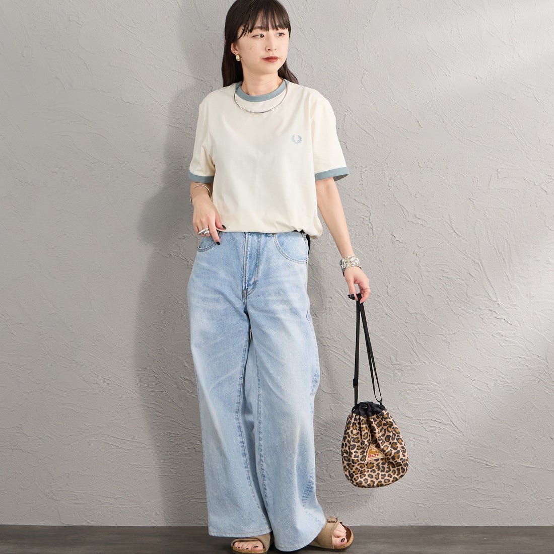 FRED PERRY [フレッドペリー] 別注 ワンポイントロゴ刺繍 リンガーTシャツ [M3519-JF] ECRU/STOCK &&モデル身長：150cm 着用サイズ：XS&&