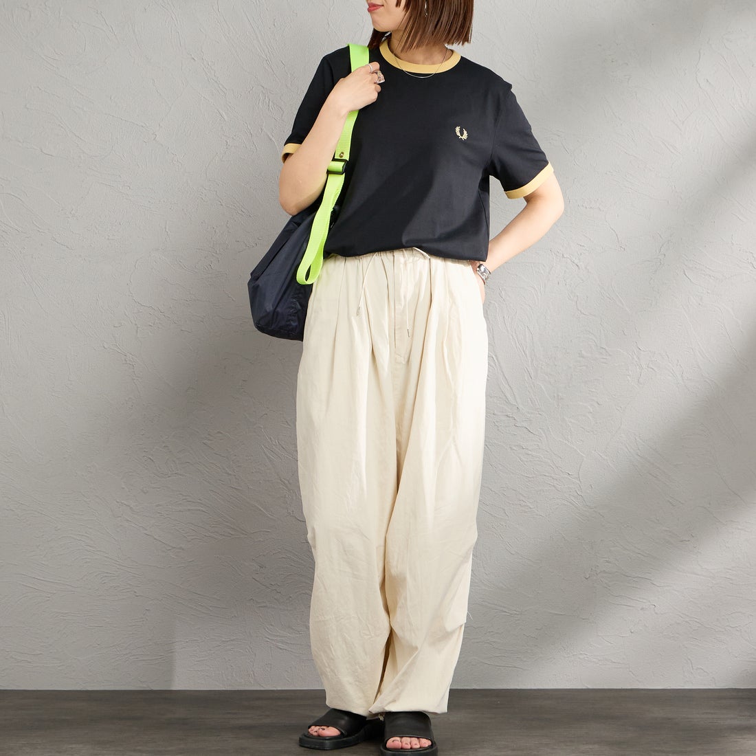 FRED PERRY [フレッドペリー] 別注 ワンポイントロゴ刺繍 リンガーTシャツ [M3519-JF] BLACK/CHAM &&モデル身長：159cm 着用サイズ：S&&