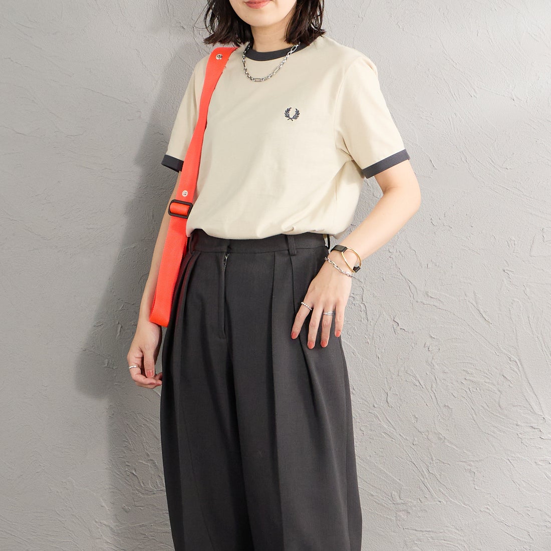 FRED PERRY [フレッドペリー] 別注 ワンポイントロゴ刺繍 リンガーTシャツ [M3519-JF] OATMEAL/AN &&モデル身長：160cm 着用サイズ：S&&