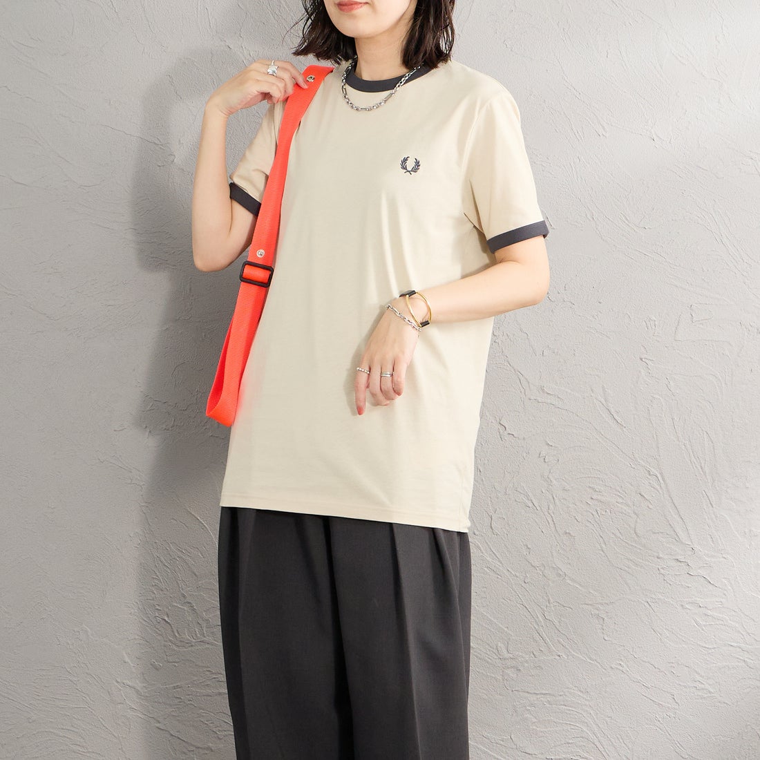 FRED PERRY [フレッドペリー] 別注 ワンポイントロゴ刺繍 リンガーTシャツ [M3519-JF] OATMEAL/AN &&モデル身長：160cm 着用サイズ：S&&