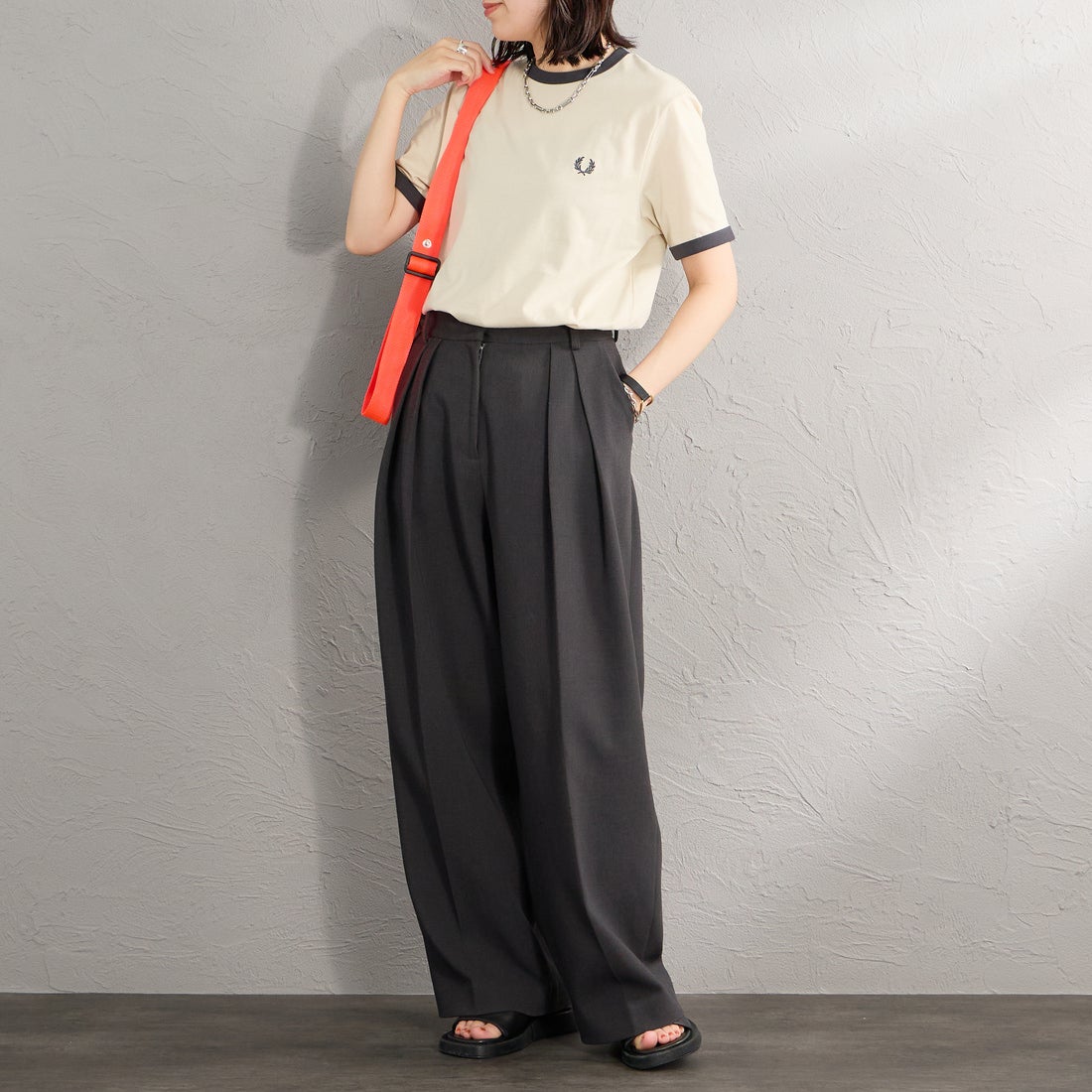 FRED PERRY [フレッドペリー] 別注 ワンポイントロゴ刺繍 リンガーTシャツ [M3519-JF] OATMEAL/AN &&モデル身長：160cm 着用サイズ：S&&