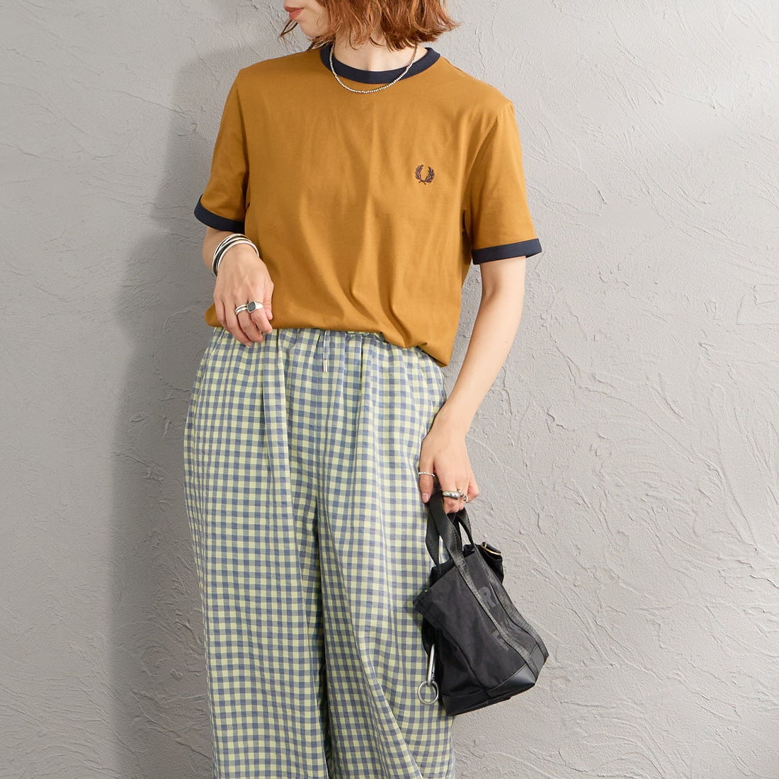 FRED PERRY [フレッドペリー] 別注 ワンポイントロゴ刺繍 リンガーTシャツ [M3519-JF] DARK CARAM &&モデル身長：158cm 着用サイズ：S&&