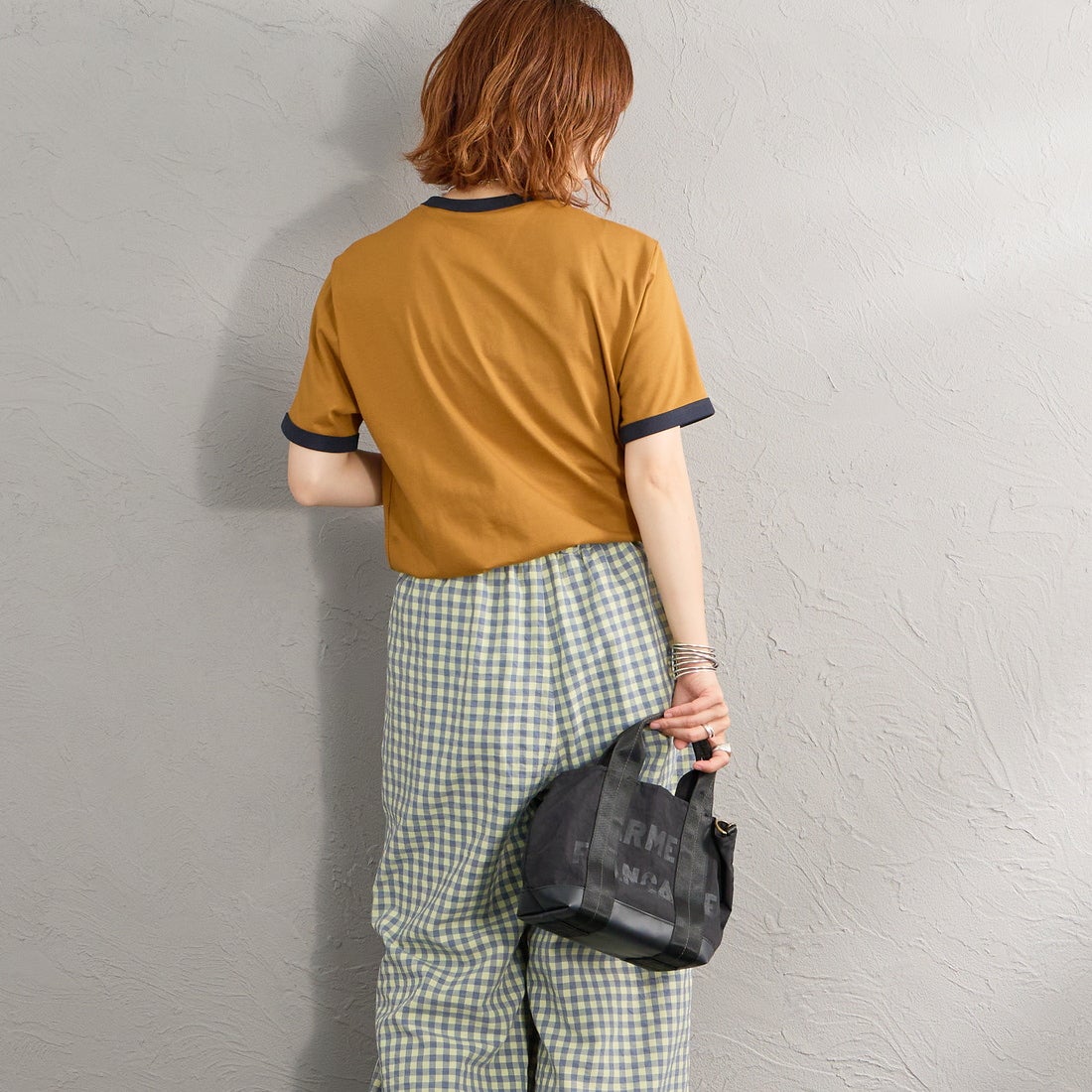 FRED PERRY [フレッドペリー] 別注 ワンポイントロゴ刺繍 リンガーTシャツ [M3519-JF] DARK CARAM &&モデル身長：158cm 着用サイズ：S&&