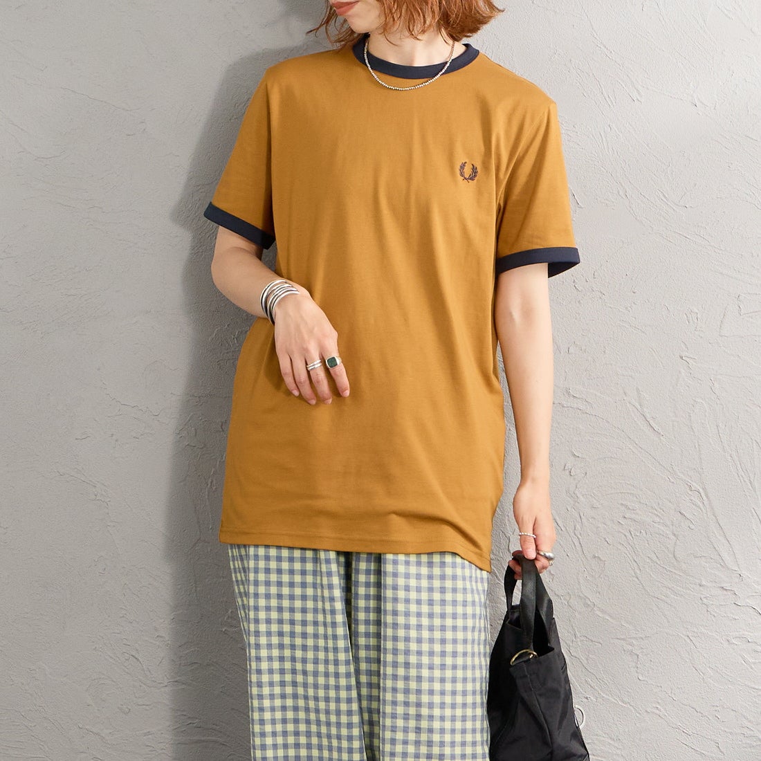 FRED PERRY [フレッドペリー] 別注 ワンポイントロゴ刺繍 リンガーTシャツ [M3519-JF] DARK CARAM &&モデル身長：158cm 着用サイズ：S&&