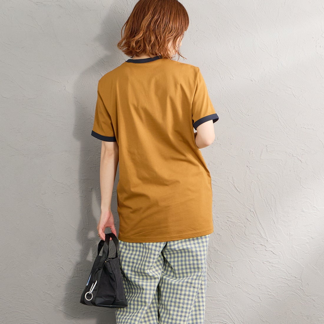 FRED PERRY [フレッドペリー] 別注 ワンポイントロゴ刺繍 リンガーTシャツ [M3519-JF] DARK CARAM &&モデル身長：158cm 着用サイズ：S&&