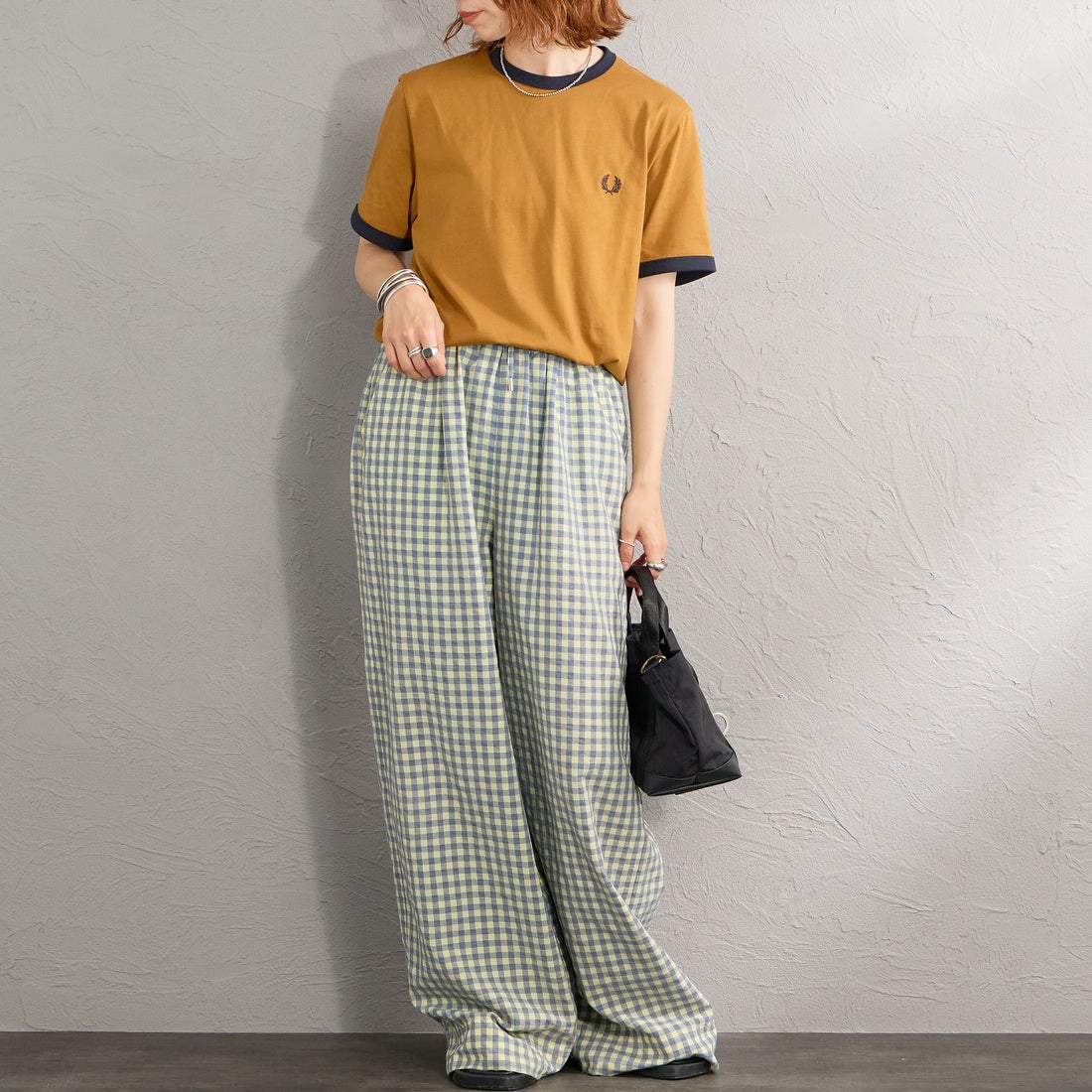 FRED PERRY [フレッドペリー] 別注 ワンポイントロゴ刺繍 リンガーTシャツ [M3519-JF] DARK CARAM &&モデル身長：158cm 着用サイズ：S&&