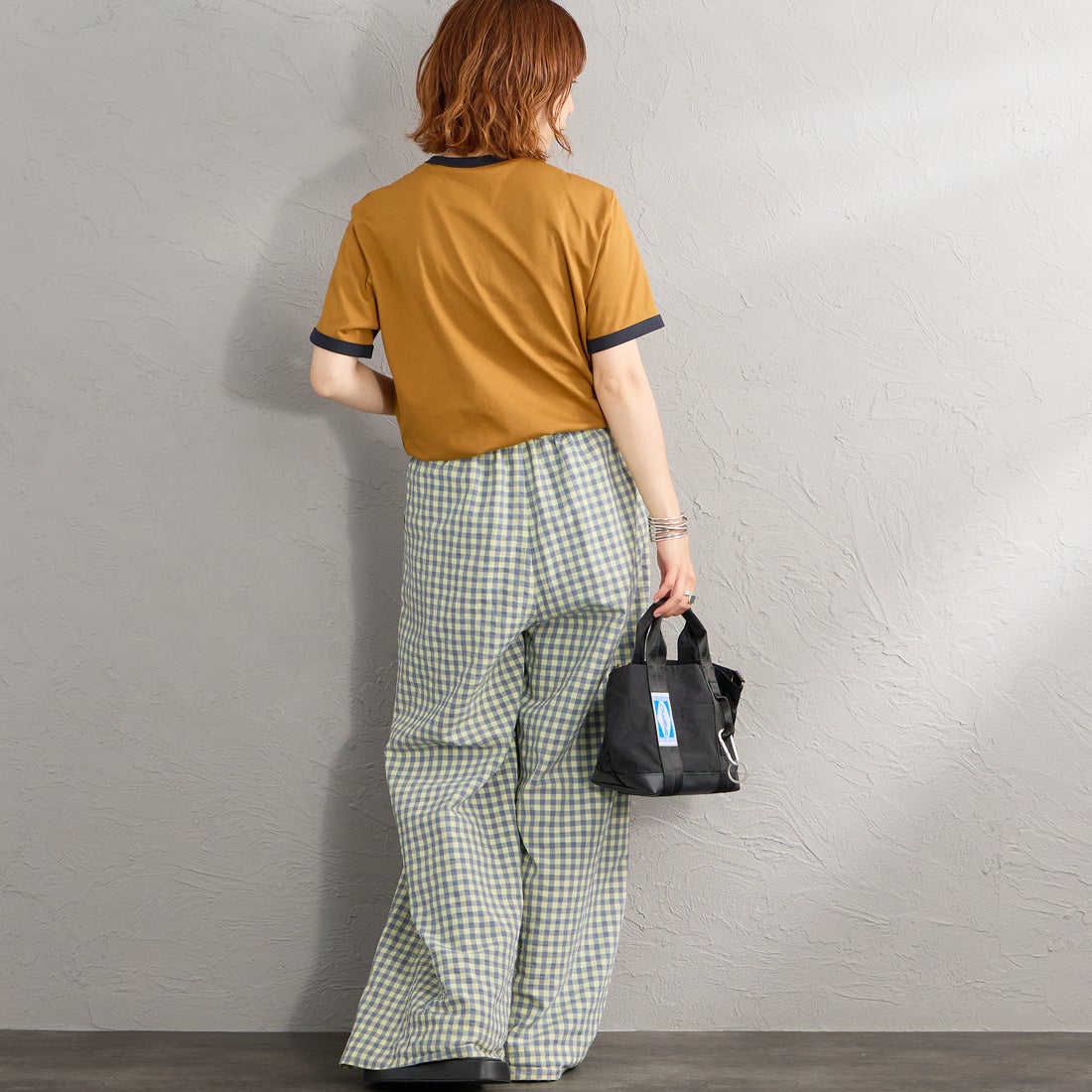 FRED PERRY [フレッドペリー] 別注 ワンポイントロゴ刺繍 リンガーTシャツ [M3519-JF] DARK CARAM &&モデル身長：158cm 着用サイズ：S&&