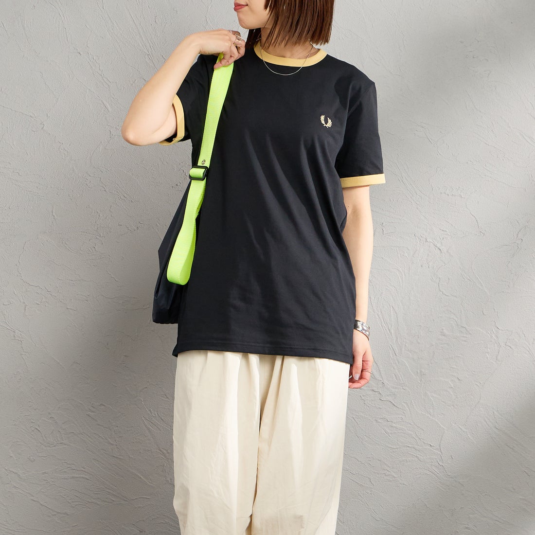 FRED PERRY [フレッドペリー] 別注 ワンポイントロゴ刺繍 リンガーTシャツ [M3519-JF] BLACK/CHAM &&モデル身長：159cm 着用サイズ：S&&