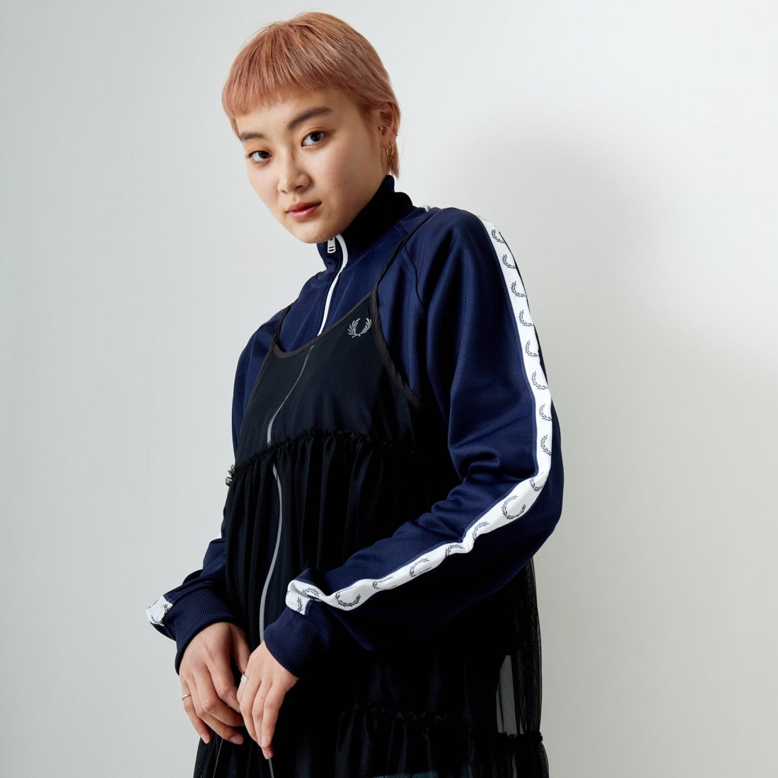 FRED PERRY [フレッドペリー] トラックジャケット [J4620] 885 CARBON &&モデル身長：160cm 着用サイズ：S&&