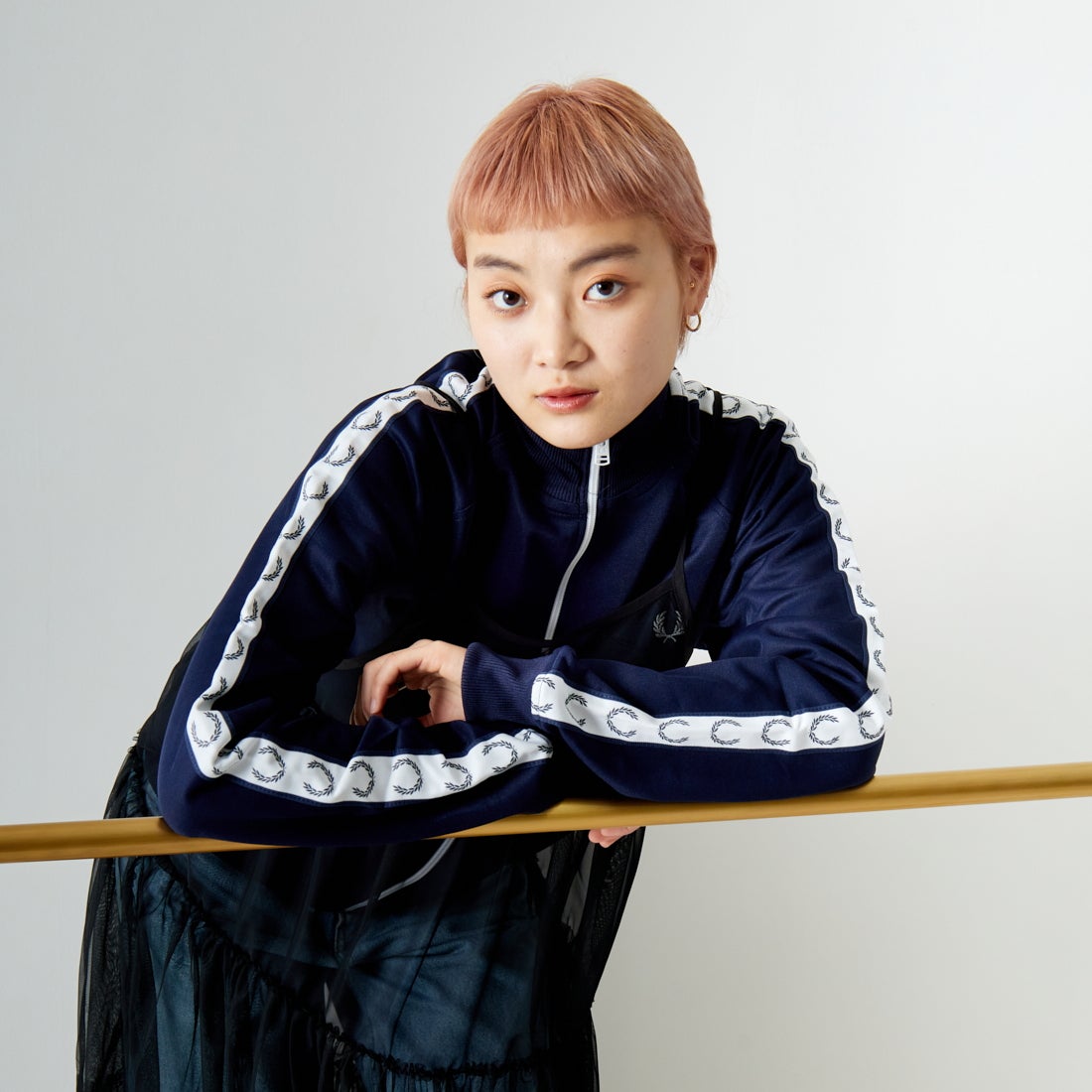 FRED PERRY [フレッドペリー] トラックジャケット [J4620] 885 CARBON &&モデル身長：160cm 着用サイズ：S&&