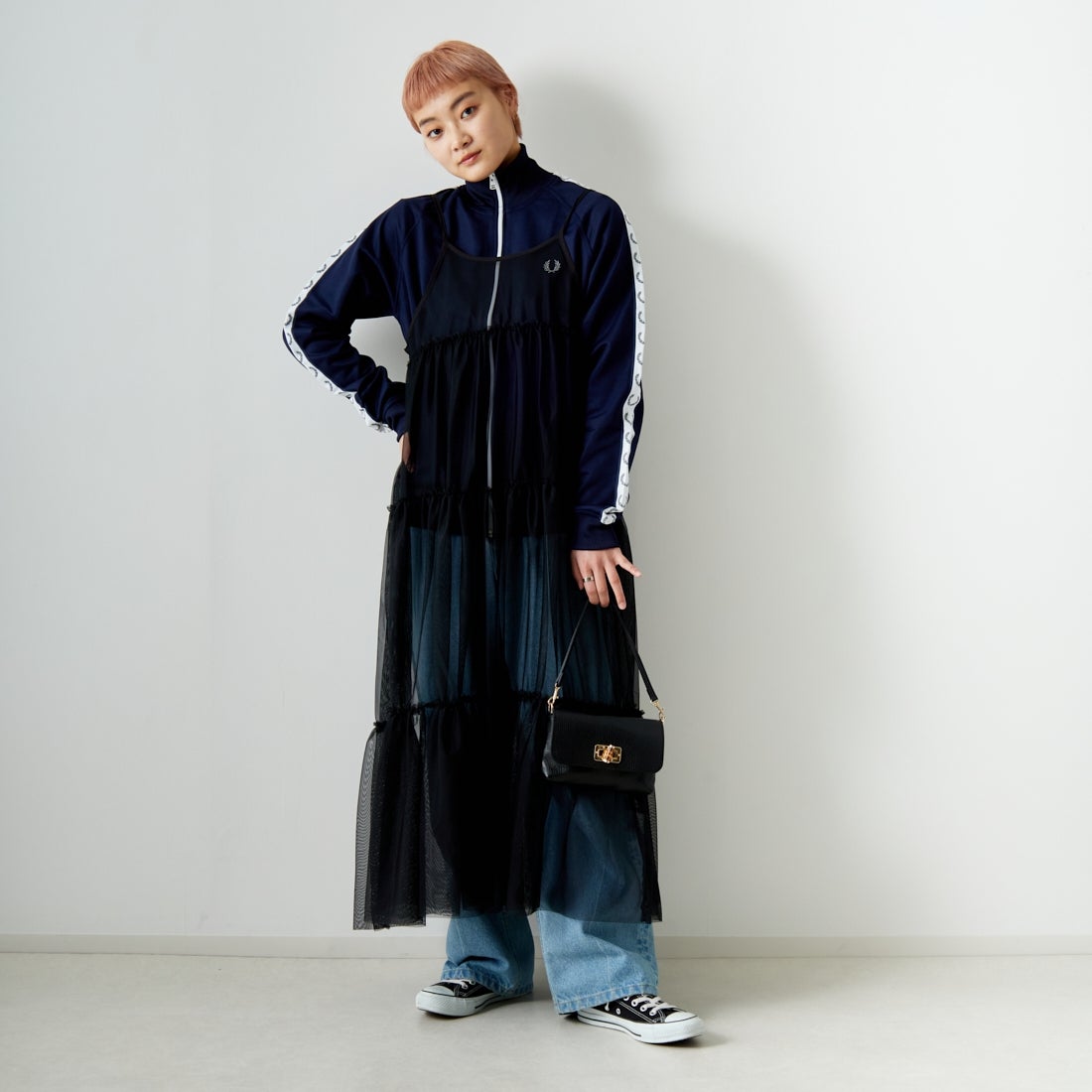 FRED PERRY [フレッドペリー] トラックジャケット [J4620] 885 CARBON &&モデル身長：160cm 着用サイズ：S&&