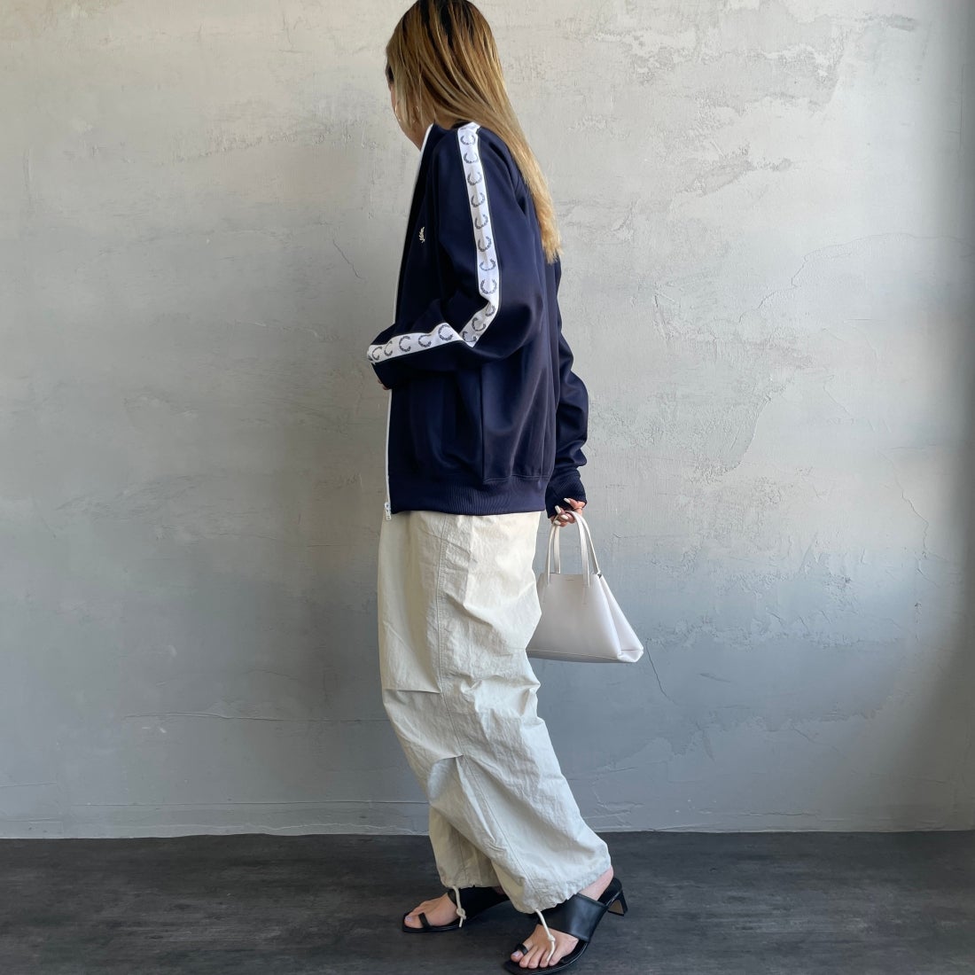 FRED PERRY [フレッドペリー] トラックジャケット [J4620] 885 CARBON &&モデル身長：156cm 着用サイズ：S&&