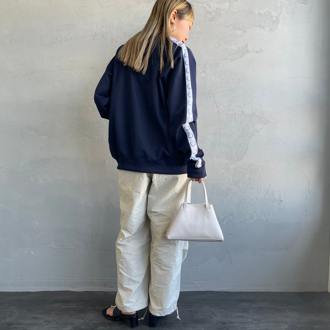 FRED PERRY [フレッドペリー] トラックジャケット [J4620] 885 CARBON &&モデル身長：156cm 着用サイズ：S&&