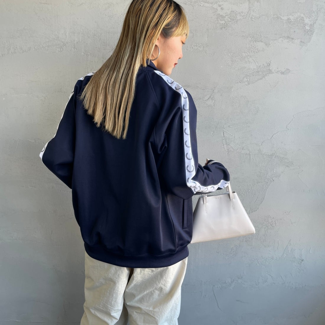 FRED PERRY [フレッドペリー] トラックジャケット [J4620] 885 CARBON &&モデル身長：156cm 着用サイズ：S&&