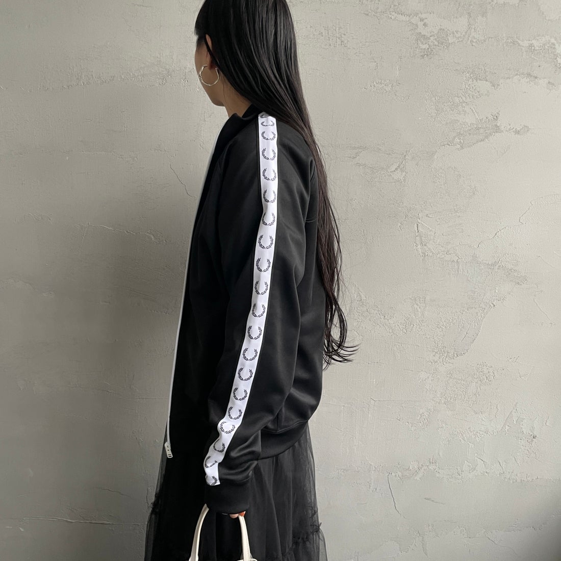 FRED PERRY [フレッドペリー] トラックジャケット [J4620] 198 BLACK &&モデル身長：156cm 着用サイズ：S&&