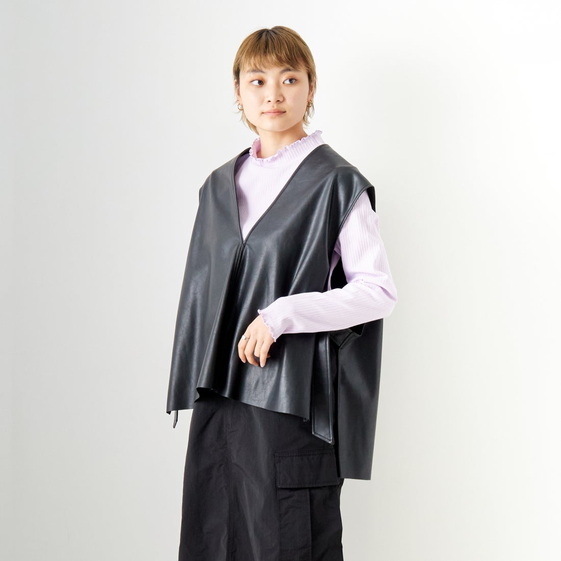 CADDITION [キャディション] エコレザーVネックベスト [541090] 12 BLACK &&モデル身長：160cm 着用サイズ：F&&