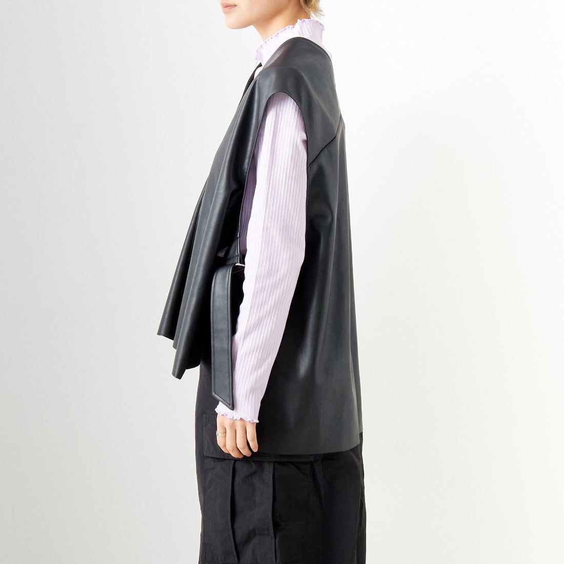 CADDITION [キャディション] エコレザーVネックベスト [541090] 12 BLACK &&モデル身長：160cm 着用サイズ：F&&