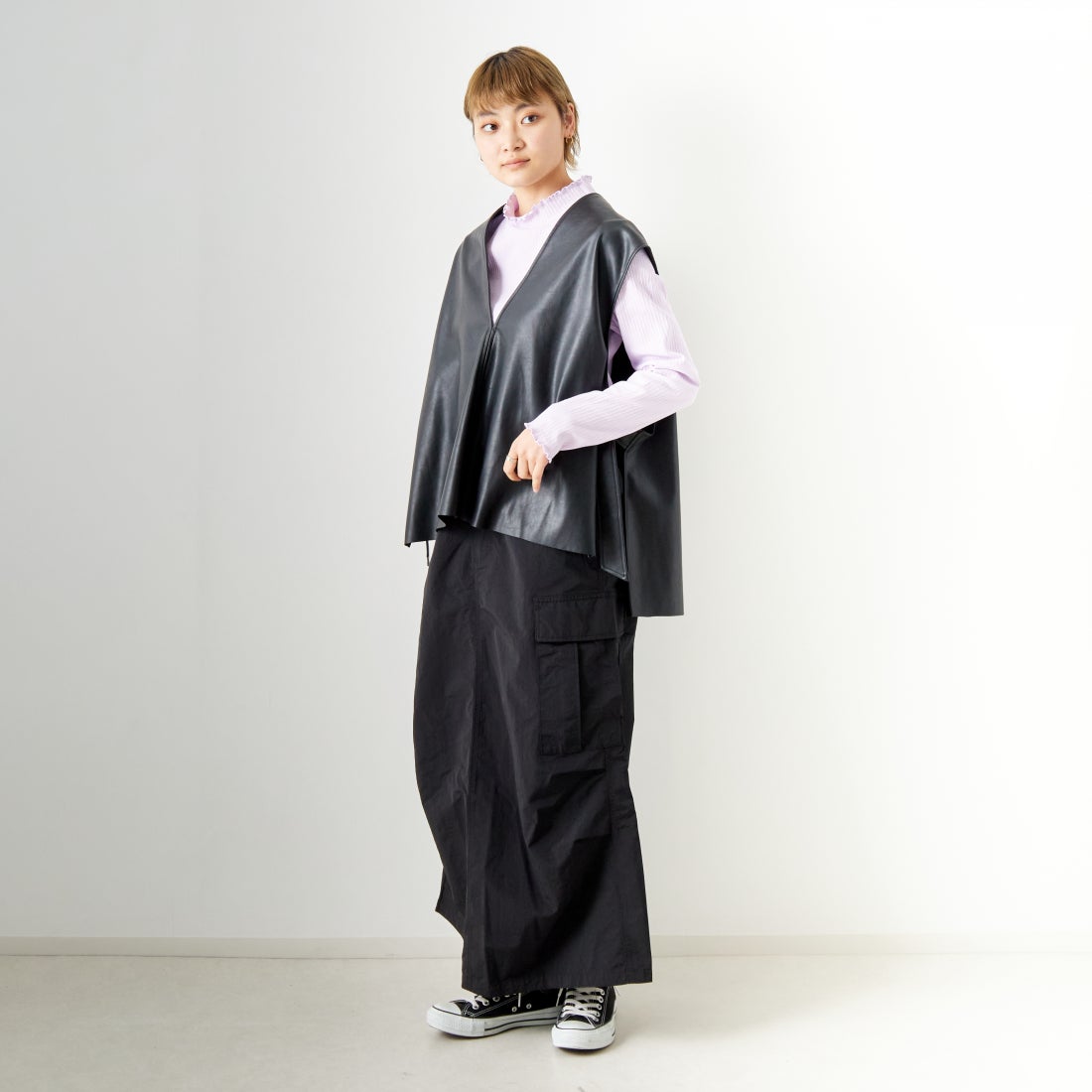 CADDITION [キャディション] エコレザーVネックベスト [541090] 12 BLACK &&モデル身長：160cm 着用サイズ：F&&