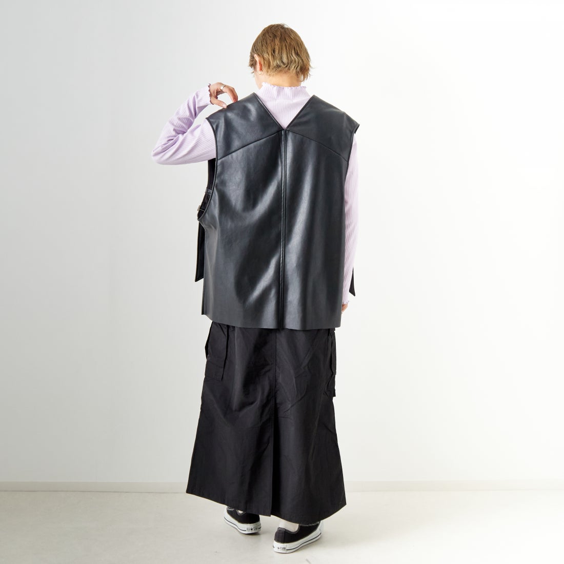 CADDITION [キャディション] エコレザーVネックベスト [541090] 12 BLACK &&モデル身長：160cm 着用サイズ：F&&