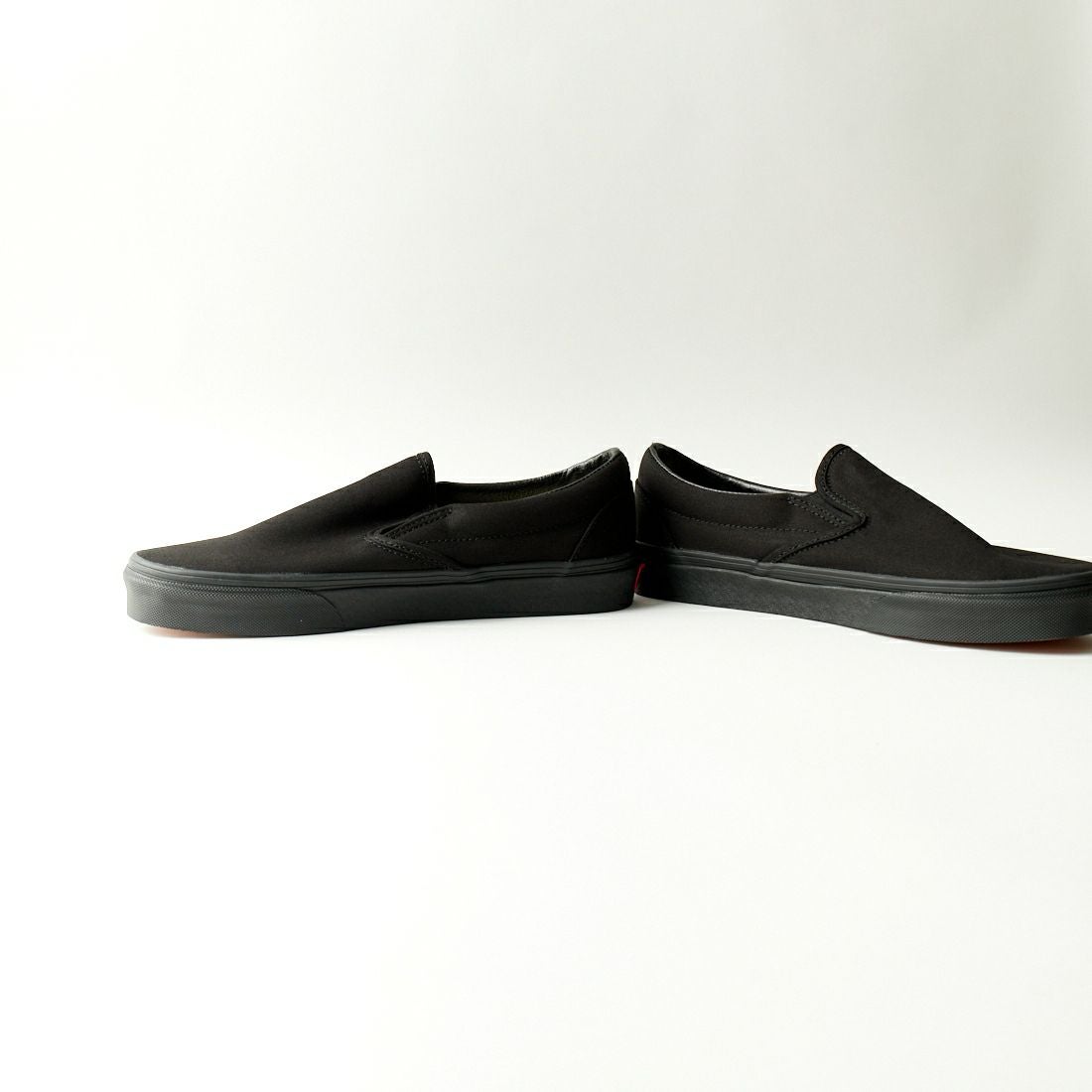 VANS [バンズ] クラシックスリッポン [VN000EYEBKA] BLACK/BLAC