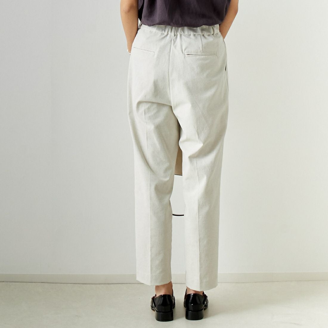 MICA&DEAL [マイカアンドディール] ワンタックパンツ [0124103036] L/BEIGE &&モデル身長：167cm 着用サイズ：38&&