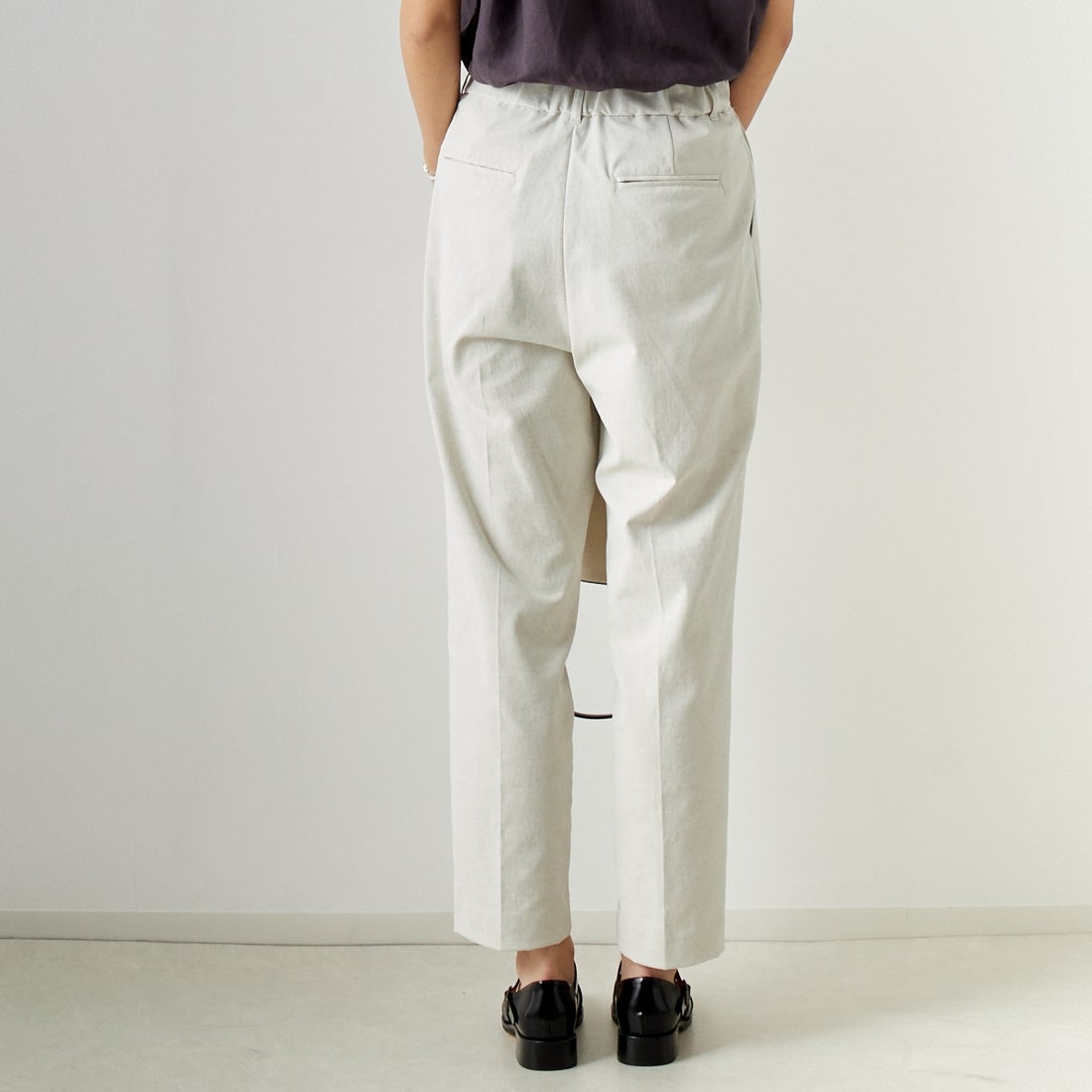 MICA&DEAL [マイカアンドディール] ワンタックパンツ [0124103036] L/BEIGE &&モデル身長：167cm 着用サイズ：38&&