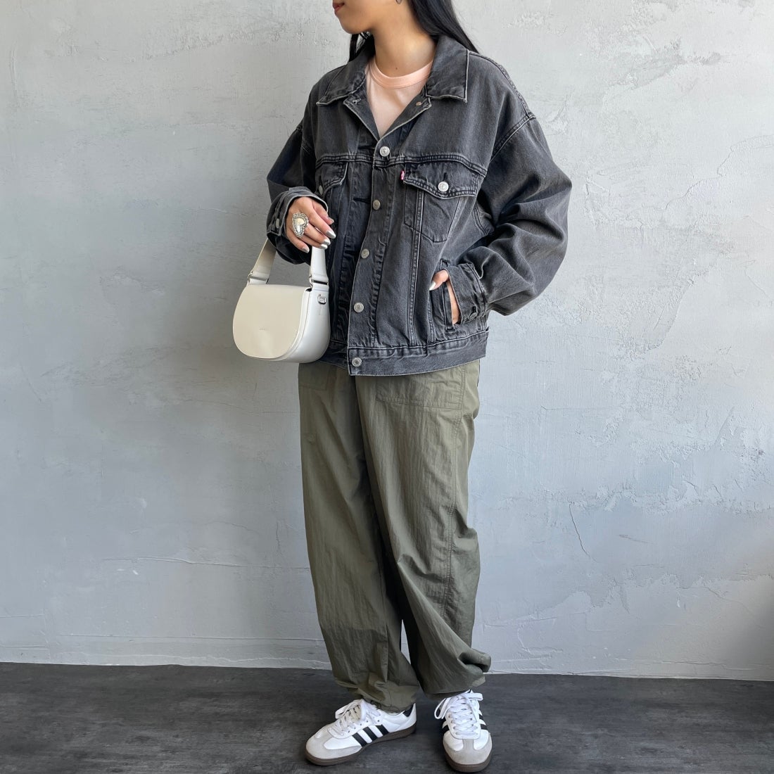 LEVI'S [リーバイス] 90S TRUCKER デニムジャケット [A1743-00]00 BE KIND &&モデル身長：156cm 着用サイズ：S&&