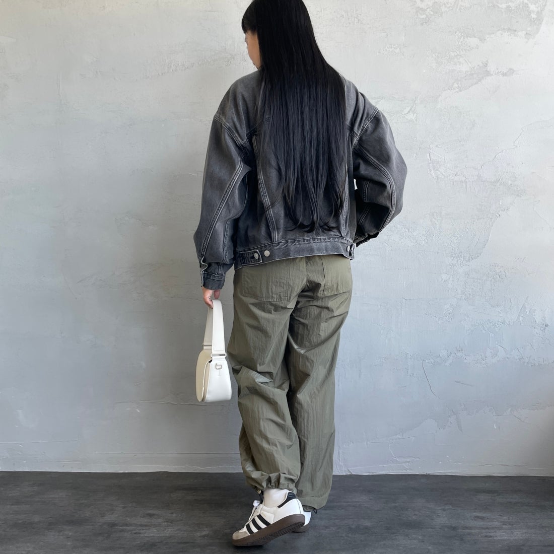 LEVI'S [リーバイス] 90S TRUCKER デニムジャケット [A1743-00]00 BE KIND &&モデル身長：156cm 着用サイズ：S&&
