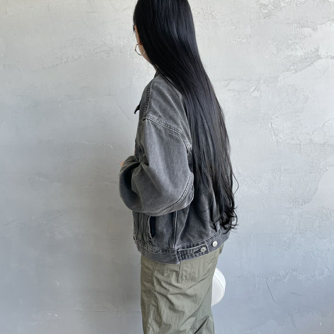 LEVI'S [リーバイス] 90S TRUCKER デニムジャケット [A1743-00]00 BE KIND &&モデル身長：156cm 着用サイズ：S&&