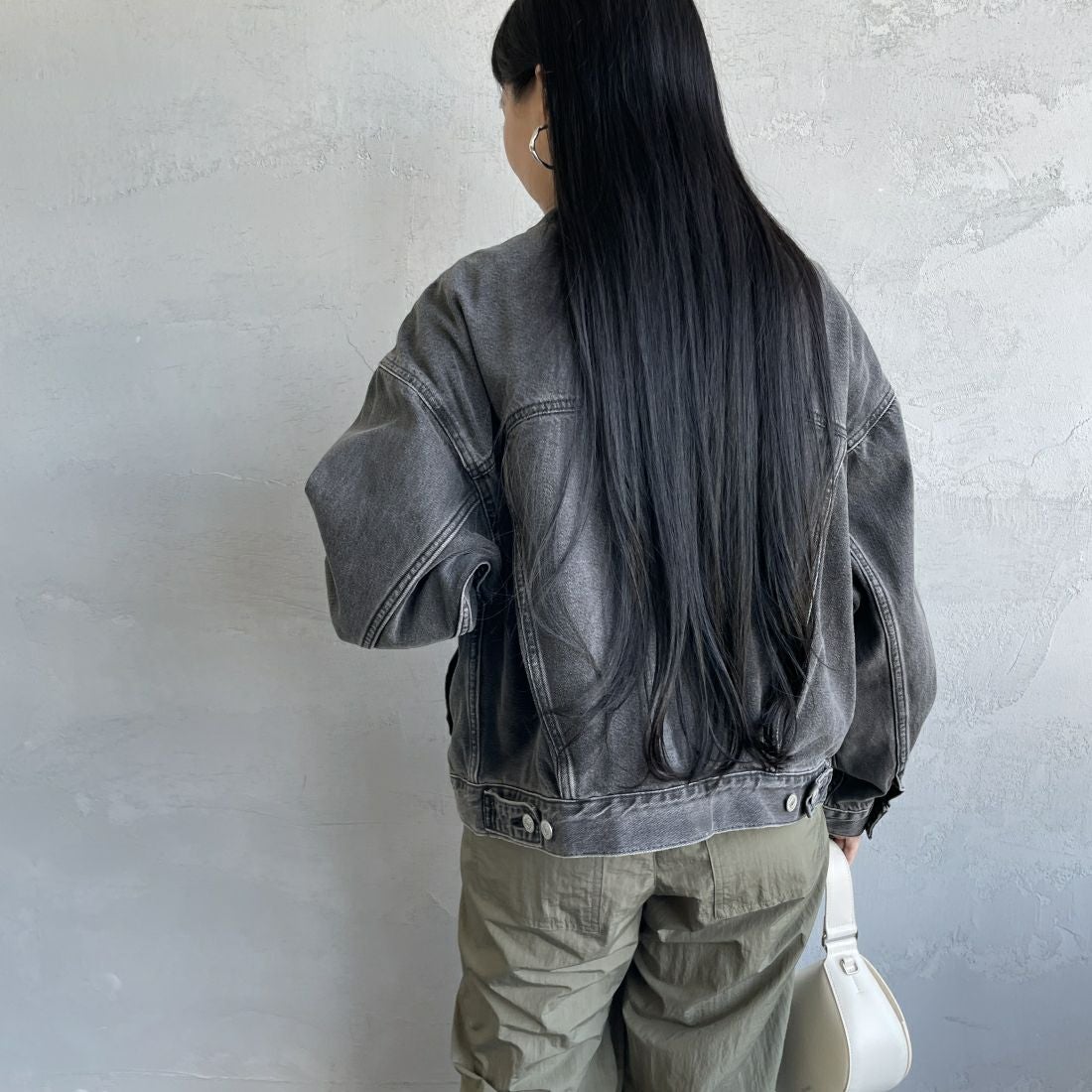 LEVI'S [リーバイス] 90S TRUCKER デニムジャケット [A1743-00]00 BE KIND &&モデル身長：156cm 着用サイズ：S&&