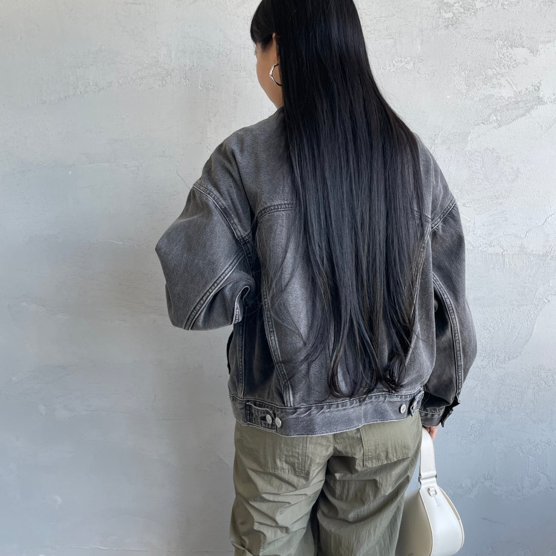 LEVI'S [リーバイス] 90S TRUCKER デニムジャケット [A1743-00]00 BE KIND &&モデル身長：156cm 着用サイズ：S&&