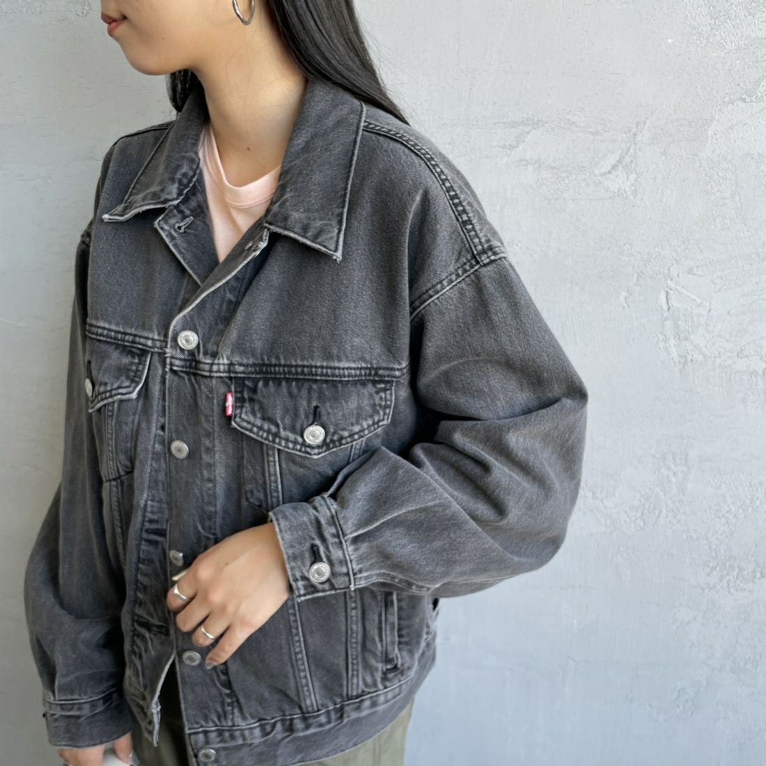 LEVI'S [リーバイス] 90S TRUCKER デニムジャケット [A1743-00]00 BE KIND &&モデル身長：156cm 着用サイズ：S&&